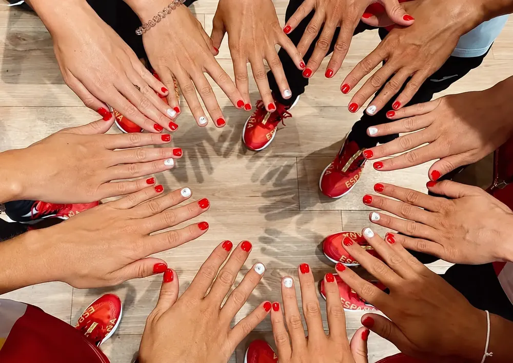 Manos del equipo Nails&Friends con uñas pintadas de rojo