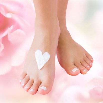 ESSENTIAL PEDICURE WITH SEMI-PERMANENT POLISH