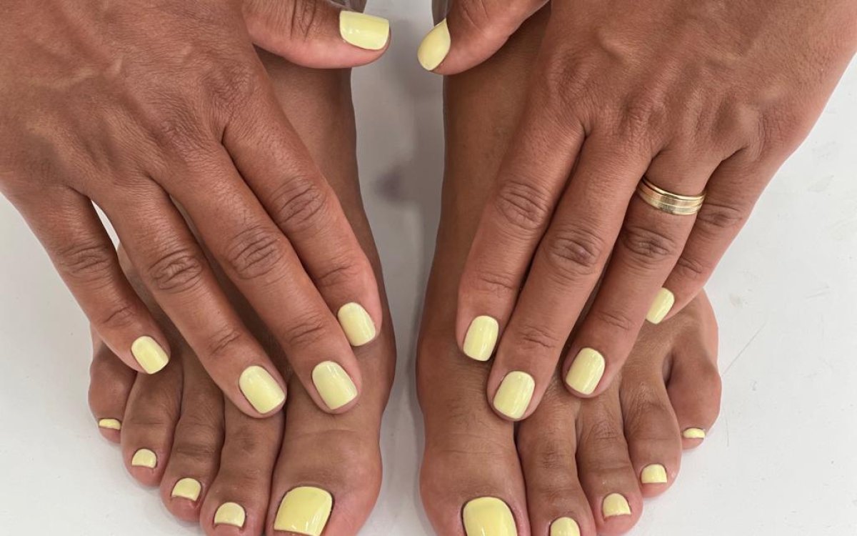 SIMULTANEOUS MANIPEDI
